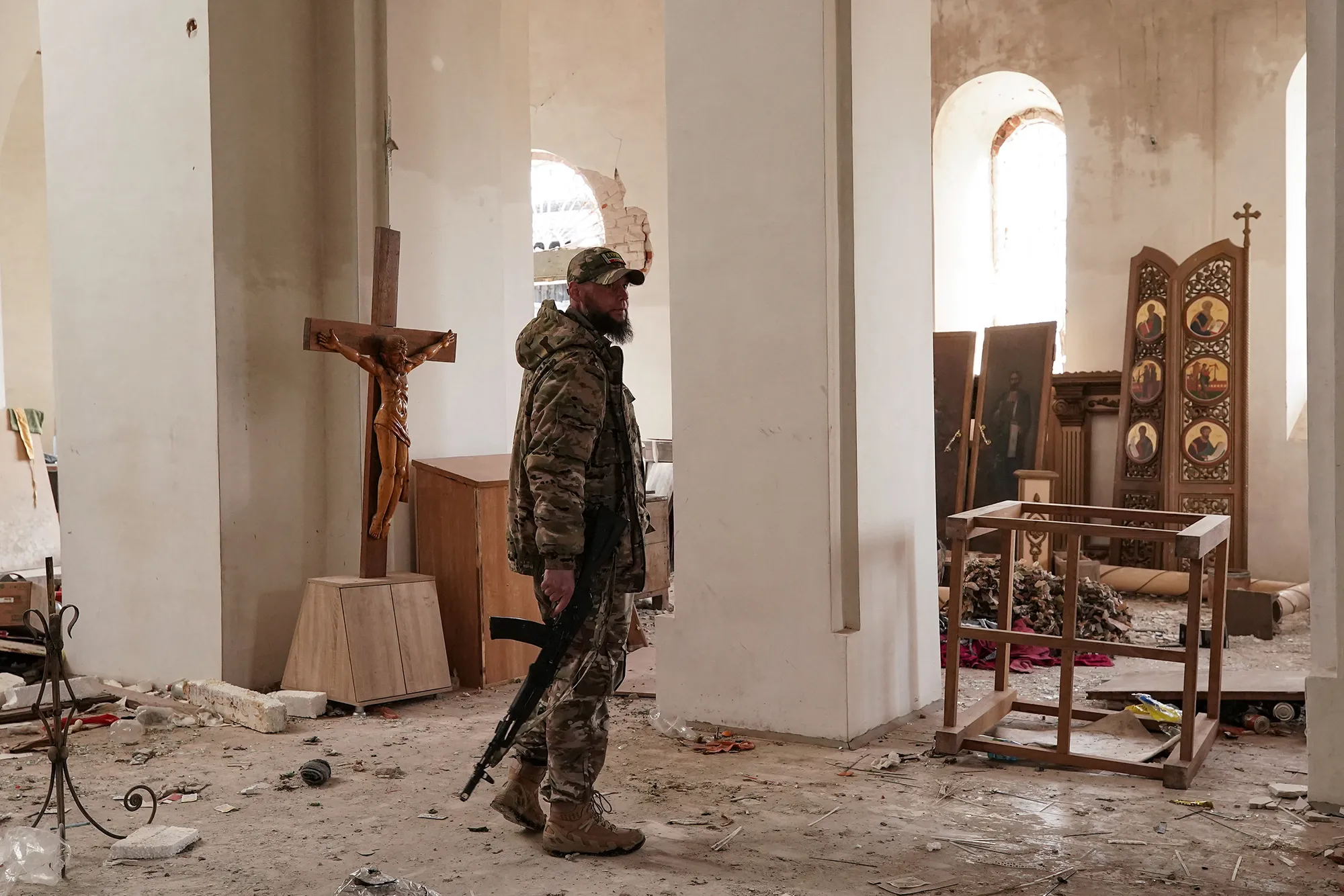 Російський солдат проходить у пошкодженій православній церкві в селі, яке раніше було захоплене українськими військами та нещодавно відвойоване російськими збройними силами в Курській області 18 березня.